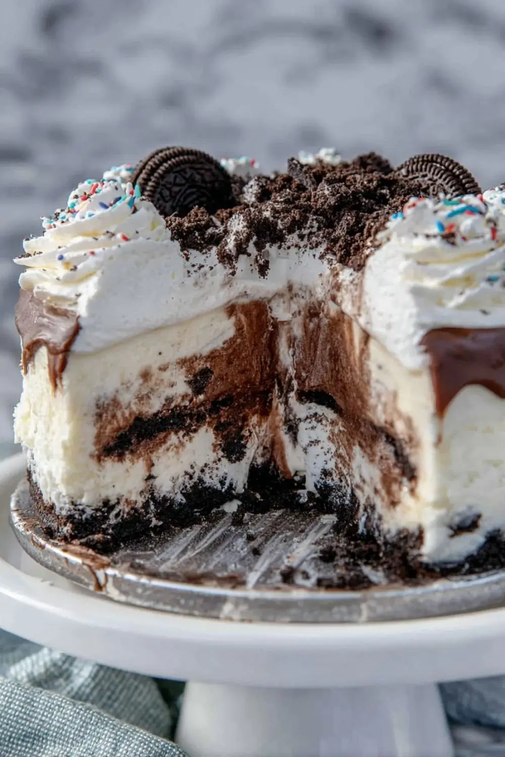 gluten-free-ice-cream-cake-recipe-featured Gluten free ice cream cake with cookie crust and whipped topping